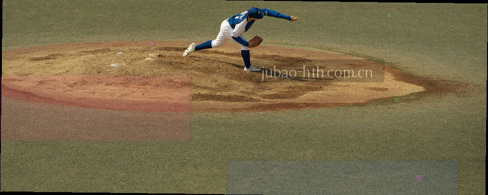 手机、平板、笔记本电脑三台设备以三角形排列，屏幕显示同一场比赛